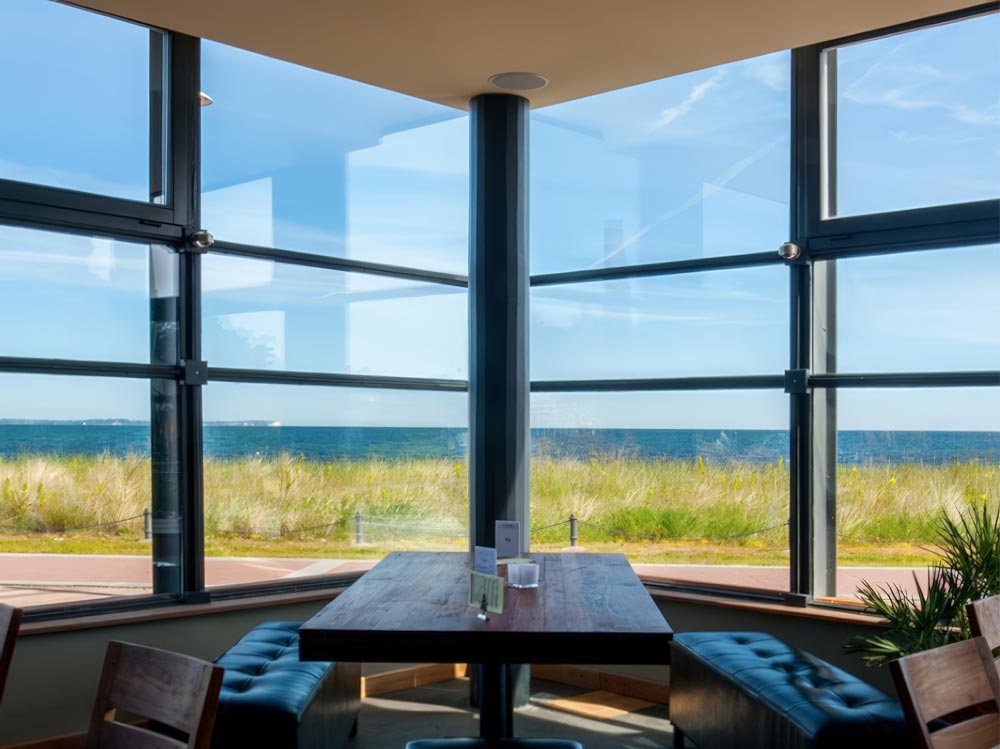 Sonniger Tag auf der Fähre, Blick auf das Meer und den Horizont, Fährenplattform mit wenigen Passagieren