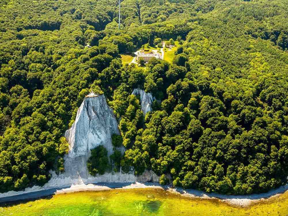 Küstenpark mit Skulpturen und Blick auf das Meer, Bäume und Sträucher in der Umgebung